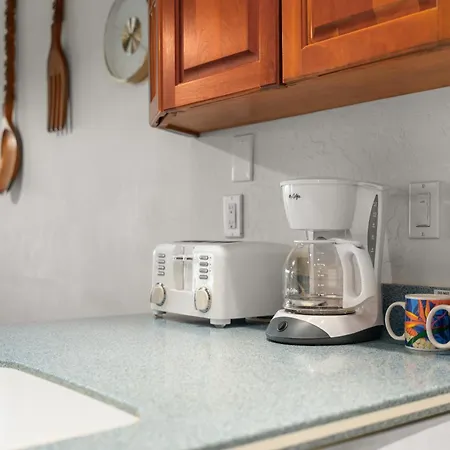 Coneniently Located Two Bedroom Two Bath Hk319
